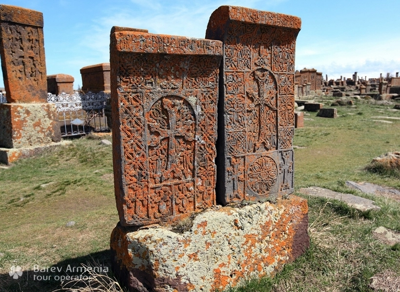 Хачкары в Норатусе