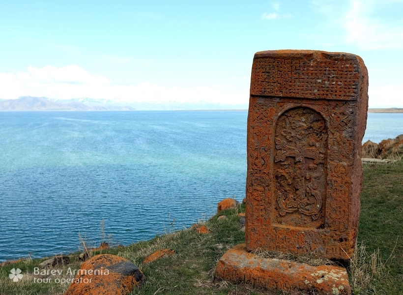 Хачкар на берегу Севана