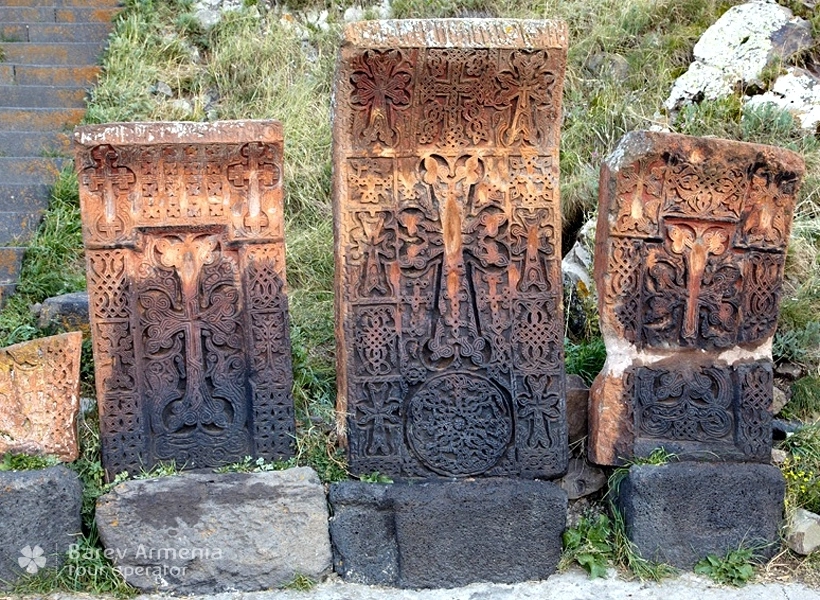 Хачкары по дороге в Севанаванк