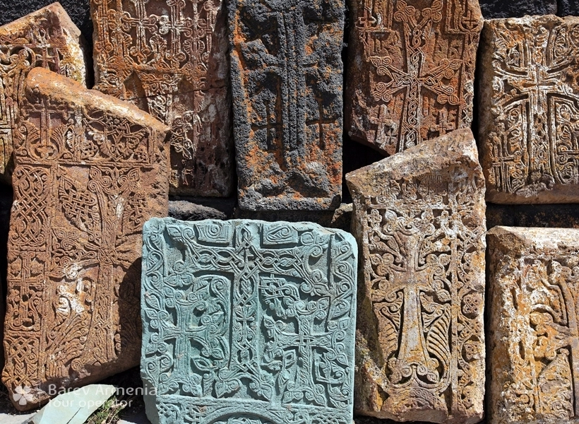 Фрагменты хачкаров в Севанаванке