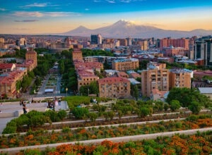 Вид на Ереван с горой Арарат