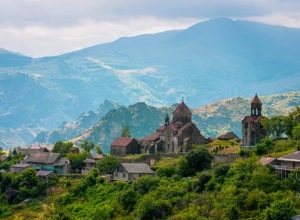 Вид на ахпатский монастырь с горным пейзажем